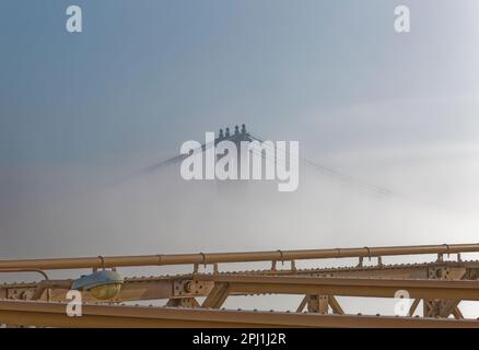 Von der Brooklyn Bridge aus können die Manhattan-Türme den Nebel durchdringen. Stockfoto