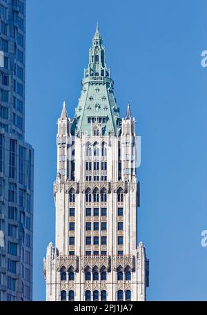 Archive: Wahrzeichen des Woolworth Building, bevor der Park Place 30 gebaut wurde und die Skyline überfüllt. Der gotische Turm aus Terrakotta ist jetzt ein Teil der Wohngegend. Stockfoto