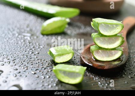 Aloe Vera Scheiben im Löffel am Tisch Stockfoto