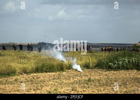 30. März 2023, Gaza-Stadt, Gaza-Streifen, Palästina: Palästinenser nehmen am 30. März 2023 an einem Protest Teil, der an der Grenze zwischen Israel und dem Gaza-Streifen im Osten des Gaza-Streifens stattfand. Der Tag erinnert an die Ereignisse vom 30. März 1976, als in arabischen Städten Märsche und ein Generalstreik gegen die Entscheidung der israelischen Regierung organisiert wurden, große Teile palästinensischen Landes zur Siedlung zu enteignen. Die jährliche Veranstaltung fordert das palästinensische Recht auf Rückkehr in das Land, aus dem sie nach der Gründung Israels im Jahr 1948 vertrieben wurden. Blick auf die partielle Sonnenfinsternis im gazastreifen am Oktober Stockfoto