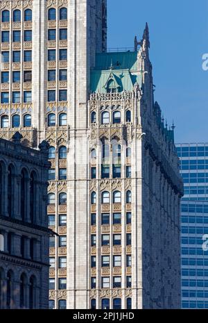 Archive: Wahrzeichen des Woolworth Building, bevor der Park Place 30 gebaut wurde und die Skyline überfüllt. Der gotische Turm aus Terrakotta ist jetzt ein Teil der Wohngegend. Stockfoto