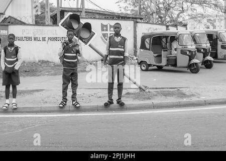 Schulkinder erwarten ihre Schulfahrt vom National Legislative Quarters in Abuja, Nigeria. Stockfoto