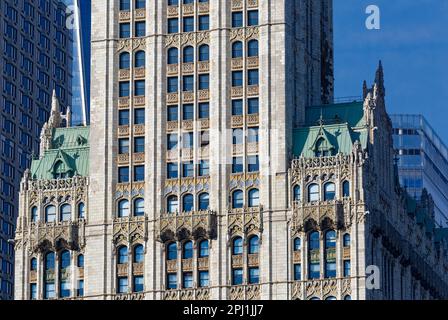 Archive: Wahrzeichen des Woolworth Building, bevor der Park Place 30 gebaut wurde und die Skyline überfüllt. Der gotische Turm aus Terrakotta ist jetzt ein Teil der Wohngegend. Stockfoto