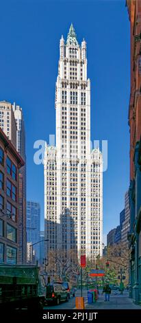 Archive: Wahrzeichen des Woolworth Building, bevor der Park Place 30 gebaut wurde und die Skyline überfüllt. Der gotische Turm aus Terrakotta ist jetzt ein Teil der Wohngegend. Stockfoto