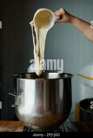 Nahaufnahme von Brotteig in professioneller Größe in einer Bäckerei Stockfoto