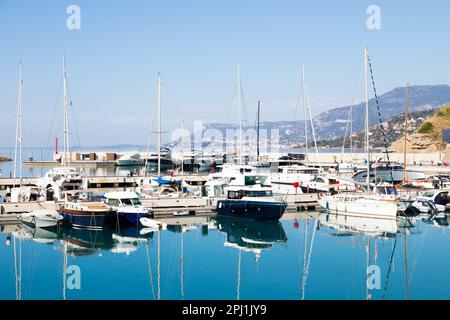 Ventimiglia, Italien - August 2022: Der Hafen von Cala del Forte, brandneues, hochmodernes Yachthafen-Hotel von Monte Carlo Stockfoto