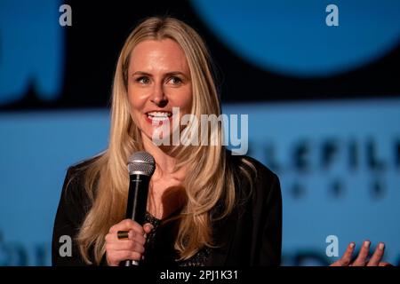 Toronto, Kanada. 29. März 2023. Ashleigh Rains spricht beim „Great See You“ Premeire – Canadian Film Festival in der Scotiabank in Toronto. Das Canadian Film Fest ist eine gemeinnützige Organisation, deren Mission es ist, die Kunst des Kinogeschichtenerzählens zu feiern, indem ausschließlich kanadische Filme gezeigt werden. Das Festival vereint filmliebende Zuschauer mit einer vielfältigen Auswahl an Features und Shorts aus dem ganzen Land. (Foto: Shawn Goldberg/SOPA Images/Sipa USA) Guthaben: SIPA USA/Alamy Live News Stockfoto