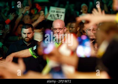 Berlin, Deutschland. 30. März 2023. Dart: Premiere League, 9. ligatag in der Mercedes-Benz Arena; Clayton (Wales) gegen van Gerwen (Niederlande). Michael van Gerwen während der Auseinandersetzung. Kredit: Jean-Marc Wiesner/dpa/Alamy Live News Stockfoto