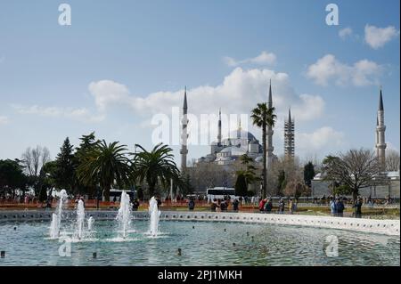 Istanbul, Türkei - März 24 2022: Touristen machen Fotos mit blauem Moschee-Hintergrund in Istanbul an einem hellen, sonnigen Tag Stockfoto