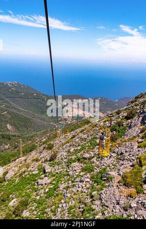 Blick von der Gipfelstation der Seilbahn Monte Capanne zum Bergdorf Marciana Alta Stockfoto