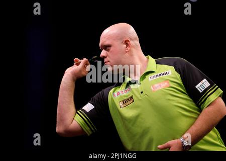 Berlin, Deutschland. 30. März 2023. Dart: Premiere League, 9. ligatag in der Mercedes-Benz Arena; Clayton (Wales) gegen van Gerwen (Niederlande). Michael van Gerwen beim Wurf. Kredit: Jean-Marc Wiesner/dpa/Alamy Live News Stockfoto