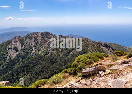 Blick vom Gipfel der Monte Capanne Seilbahn über die Halbinsel und den Golf von capo stella Elba Stockfoto