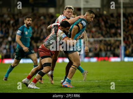 Wigan Warriors' William Isa (rechts) wird während des Spiels der Betfred Super League im Leigh Sports Village, Greater Manchester, von Leigh Leopards' Ricky Leutele (links) und Lachlan Lam angegriffen. Foto: Donnerstag, 30. März 2023. Stockfoto