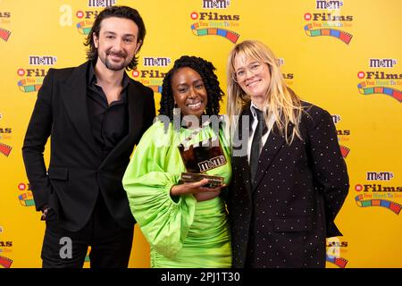 NUR Alex Zane (links) und Edith Bowman (rechts) mit der jamaikanisch-britischen Direktorin Monique Needham erhalten einen Preis für ihr Kurzfilm-Sonntagsessen bei einer Vorführung, um das Finale der Kampagne „Filme, die Sie sehen möchten“ zu feiern. Von M&M entwickelt, um ein Gefühl der Zugehörigkeit für alle im Kunst- und Unterhaltungsbereich zu vermitteln. Foto: Donnerstag, 30. März 2023. Stockfoto