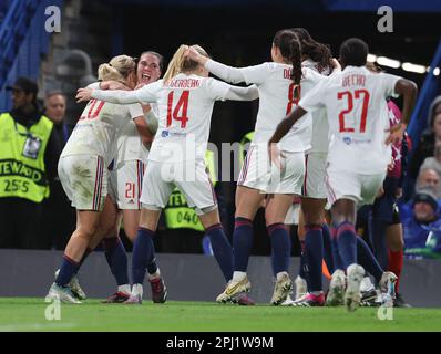 London, Großbritannien. 30. März 2023. Vanessa Gilles (2. l) von Olympique Lyon feiert das Eröffnungstor während des Spiels der UEFA Womens Champions League in Stamford Bridge, London. Das Bild sollte lauten: Paul Terry/Sportimage Credit: Sportimage/Alamy Live News Stockfoto