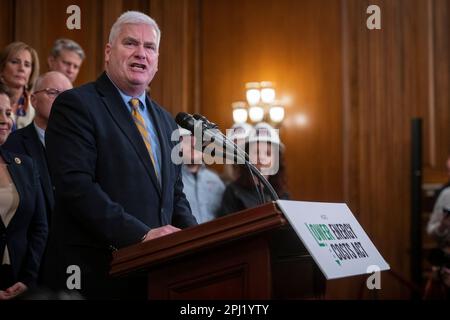 Der Repräsentant der Vereinigten Staaten, Tom Emmer (Republikaner von Minnesota), spricht auf der Pressekonferenz nach der Passage von H. R. 1, Lower Energy Costs Act, im US Capitol in Washington, DC, am Donnerstag, den 30. März 2023. Kredit: Rod Lamkey/CNP Stockfoto