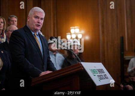 Der Repräsentant der Vereinigten Staaten, Tom Emmer (Republikaner von Minnesota), spricht auf der Pressekonferenz nach der Passage von H. R. 1, Lower Energy Costs Act, im US Capitol in Washington, DC, am Donnerstag, den 30. März 2023. Kredit: Rod Lamkey/CNP Stockfoto