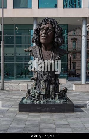 Bronzestatue von Betty Campbell, Central Square, Cardiff Stockfoto