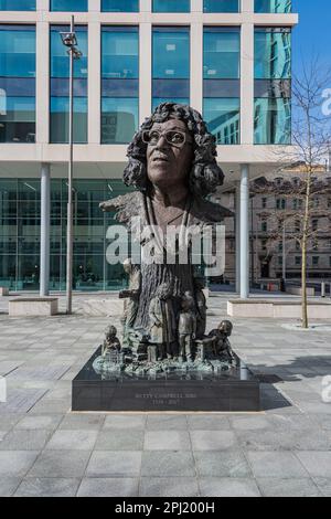 Bronzestatue von Betty Campbell, Central Square, Cardiff Stockfoto