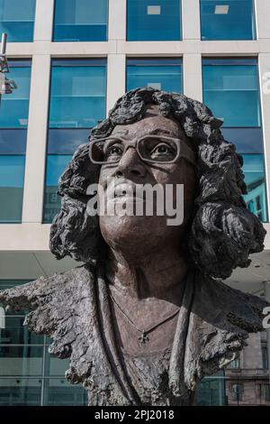 Bronzestatue von Betty Campbell, Central Square, Cardiff Stockfoto