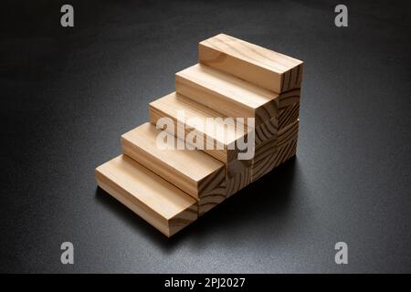 Miniaturtreppe aus Jenga-Blöcken Stockfoto