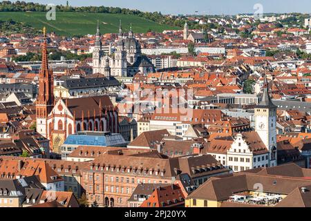 Wunderschönes Stadtbild von Würzburg von der Festung Marienberg aus gesehen. Würzburg ist ein beliebtes Reiseziel an der Romantischen Straße, Bayern, Deutschland Stockfoto