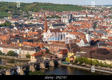 Wunderschönes Stadtbild von Würzburg von der Festung Marienberg aus gesehen. Würzburg ist ein beliebtes Reiseziel an der Romantischen Straße, Bayern, Deutschland Stockfoto