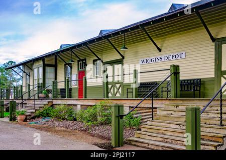 Das Wiggins Depot ist am 29. März 2023 in Wiggins, Mississippi, abgebildet. Das Wiggins Zugdepot wurde 1910 von der Gulf and Ship Island Railroad erbaut. Stockfoto