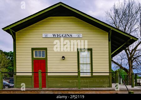 Das Wiggins Depot ist am 29. März 2023 in Wiggins, Mississippi, abgebildet. Das Wiggins Zugdepot wurde 1910 von der Gulf and Ship Island Railroad erbaut. Stockfoto