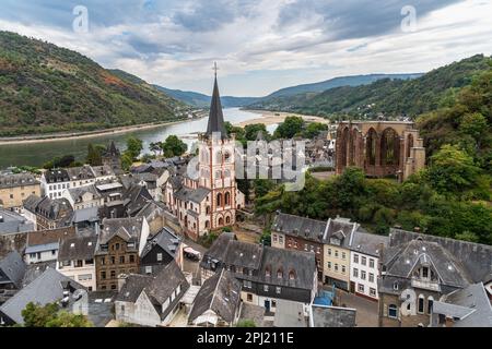 Blick auf Bacharach, eine bezaubernde Stadt und beliebtes Touristenziel am Rhein, Rheinland-Pfalz Stockfoto