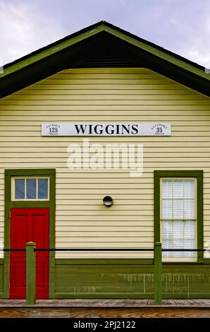 Das Wiggins Depot ist am 29. März 2023 in Wiggins, Mississippi, abgebildet. Das Wiggins Zugdepot wurde 1910 von der Gulf and Ship Island Railroad erbaut. Stockfoto