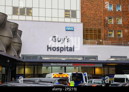 LONDON, UK, 9. MÄRZ 2023: Haupteingang zum Guys Hospital in London Stockfoto