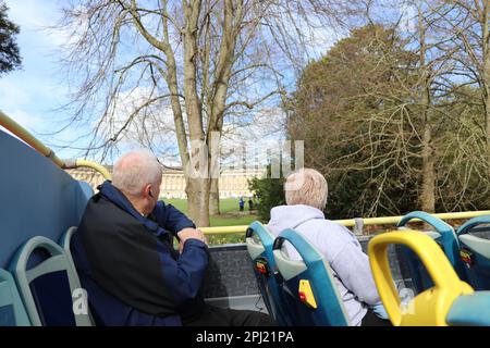 PASSAGIERE, DIE ROYAL CRESCENT AN BORD EINES OFFENEN SIGHTSEEING-BUSSES IN DER STADT BATH IN GROSSBRITANNIEN SEHEN Stockfoto