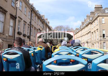 PASSAGIERE AN BORD EINES OFFENEN SIGHTSEEING-BUSSES IN DER STADT BATH IN GROSSBRITANNIEN Stockfoto