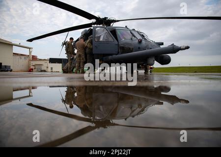 USA Luftwaffe, die der 33. Rettungsschwadron zugeteilt ist, bereite einen HH-60G Pave Hawk zum Abflug am Kadena Air Base, Japan, 29. März 2023 vor. Der 33. RQS führt umfassende Schulungen in verschiedenen Rettungsszenarien durch, Tag und Nacht, um sicherzustellen, dass sie für eine effektive Reaktion auf reale Eventualitäten bereit sind. (USA Air Force Foto von Senior Airman Jessi Roth) Stockfoto