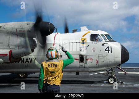 Ein Matrose, der dem erstklassigen Flugzeugträger USS Gerald R. FordÕs (CVN 78) Air Department zugeteilt wurde, signalisiert dem Piloten eines C-2A Greyhound, der dem ÒRawhidesÓ der Fleet Logistics Support Squadron (VRC) 40 angeschlossen ist, auf dem Cockpit am 24. März 2023. Ford ist im Atlantik dabei, seine Composite Training Unit Exercise (COMPTUEX) durchzuführen, eine intensive, mehrwöchige Übung, die darauf abzielt, eine Trägerstreikgruppe als zusammenhängende, multimissionale Kampftruppe vollständig zu integrieren und ihre Fähigkeit zur Durchführung nachhaltiger Kampfoperationen vom Meer aus zu testen. Als erstklassiges Schiff der Ford-Clans Stockfoto