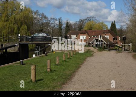 Anchor Pub von Pyrford Lock am Ufer des Flusses Wey Navigations Surrey England Stockfoto