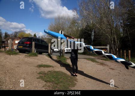 Frau mit Kanu am Ufer von River Wey Navigations Surrey England Stockfoto