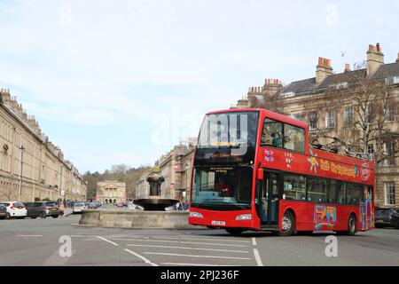 BESICHTIGUNGSTOUR MIT OFFENEM OBERDECK IN DER STADT BATH IN GROSSBRITANNIEN Stockfoto