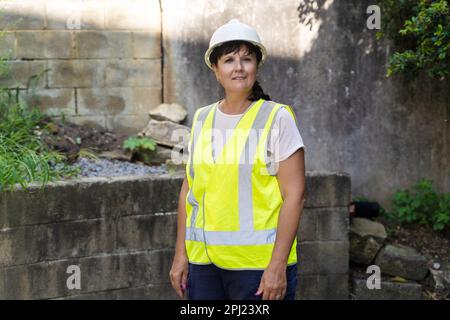 Reife Weibliche Industriearbeiterin. Straße, Baustelle, Abfall Stockfoto