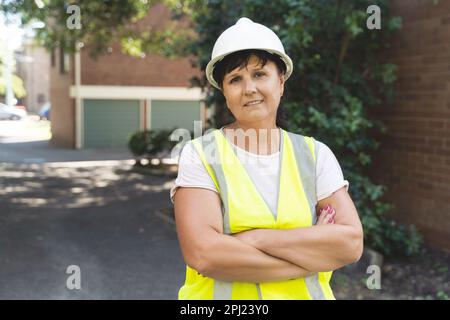 Reife Weibliche Industriearbeiterin. Straße, Baustelle, Abfall Stockfoto