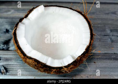 Kokosnussfrucht-Kokosnuss (Cocos nucifera) der Palmenfamilie (Arecaceae), Gattung Cocos, botanisch ist ein Tropfen, keine Nuss, liefert Nahrung, Treibstoff, Kokosnuss Stockfoto