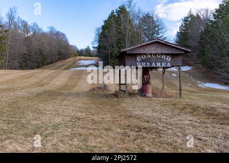 Kiamesha Lake, NY, USA - 28. März 2023: Verlassenes Concord Hotel Resort Ski Area Sessellift/Seilzug - Catskill Mountains, New York Stockfoto