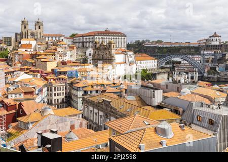 Europa, Portugal, Porto. Die Kathedrale von Porto und traditionelle Ziegeldächer. Stockfoto