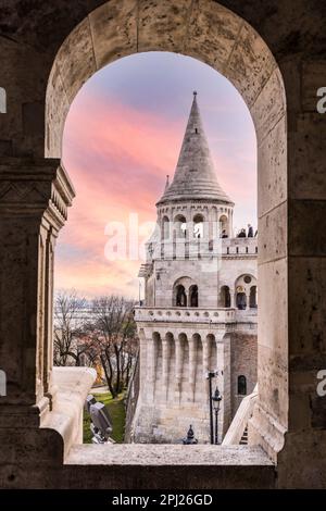 Budapest, Ungarn. 28. Februar 2023: Der Turm der Fischerbastei befindet sich auf dem Platz der Heiligen Dreifaltigkeit, im Herzen des Burgviertels von Buda. Stockfoto