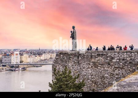 Budapest, Ungarn. 28. Februar 2023: Statue der Jungfrau Maria befindet sich im Budaer Schloss und wurde 2013 errichtet. Stockfoto