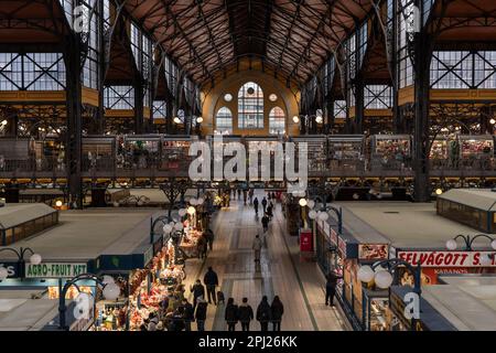 Budapest, Ungarn. 28. Februar 2023: Die große Markthalle in Budapest, Ungarn. Innenansicht. Stockfoto