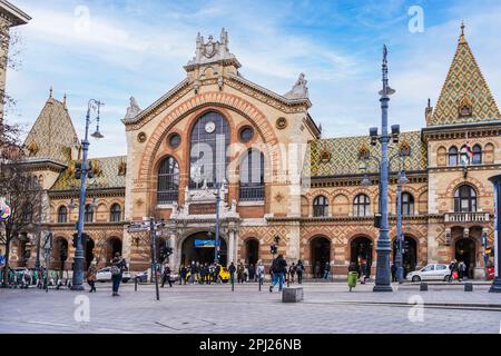 Budapest, Ungarn. 28. Februar 2023: Die große Markthalle in Budapest, Ungarn. Außenansicht. Stockfoto