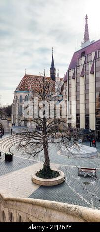 Budapest, Ungarn. 28. Februar 2023: Die Kirche der Himmelfahrt des Budaer Schlosses, auch bekannt als Matthiaskirche, ist eine römisch-katholische Kirche Stockfoto