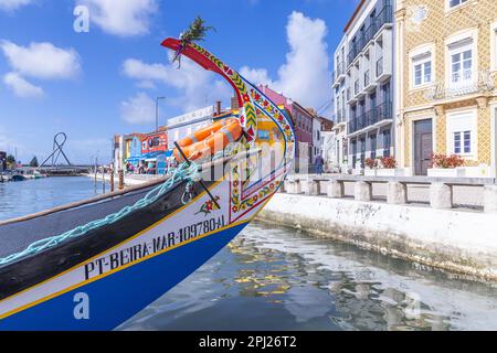 Europa, Portugal, Aveiro. 12. April 2022. Hell bemalte Moliceiros, traditionelle flache Holzboote, auf dem zentralen Kanal in Aveiro. Stockfoto